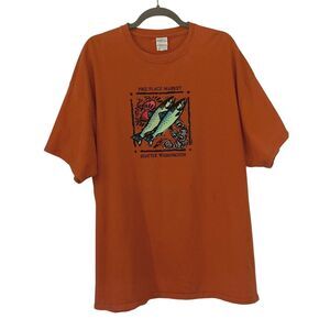 Pike Place Market Seattle Washington Graphic Tee Orange Fish Crab 2XL